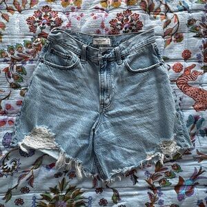 Abercrombie & Fitch Loose Short High Rise - Light Wash Distressed Denim Shorts